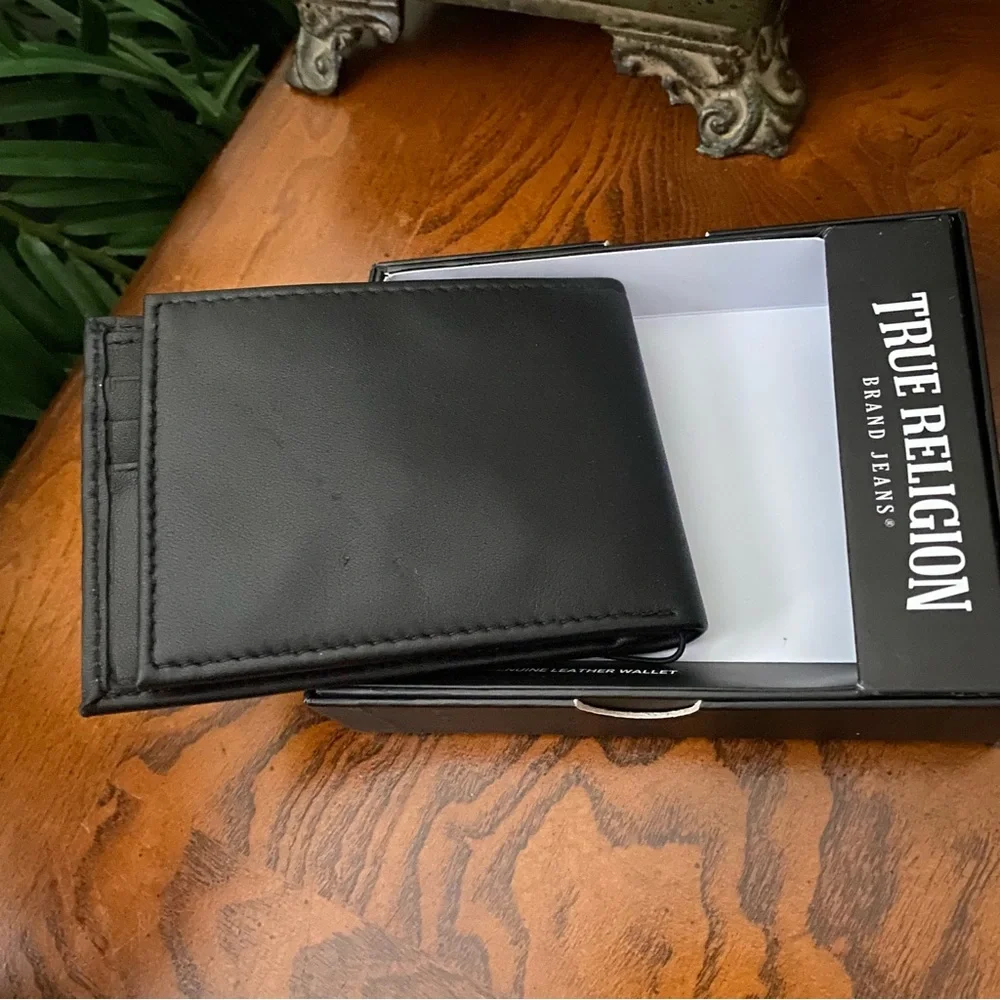 True Religion Black Genuine Leather Embossed Horseshoe Logo Wallet BiFol…